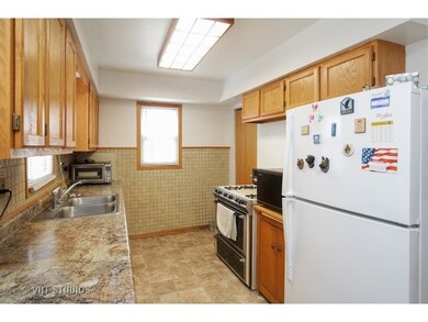 153 Skyline Dr, Carpentersville, IL 60110 - photo 5