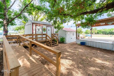 516 E Live Oak St, Coleman, TX 76834 - photo 4