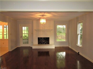 Great room w/ Gas Logs fireplace.