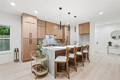 Kitchen featuring tasteful backsplash, a kitchen b