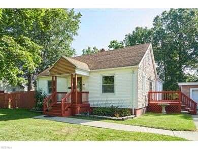 Bungalow featuring a front lawn