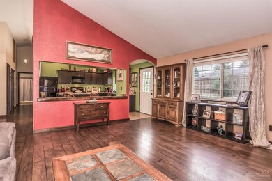 2508 SW Glacier Ave, Redmond, OR 97756 - photo 2