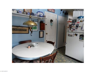 eat-in area with pantry and pullout drawers