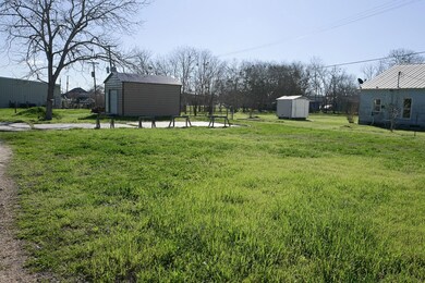 507 S Saint Andrew St, Weimar, TX 78962 - photo 5