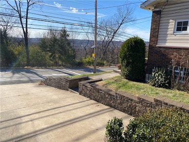 995 Forsythe Rd, Carnegie, PA 15106 - photo 3