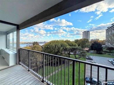 Horizon House unit 311, Fort Lee, NJ 07024 - photo 2