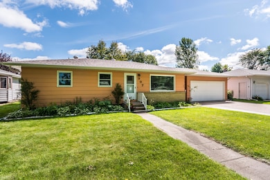 907 S 19th St, Grand Forks, ND 58201 - photo 2