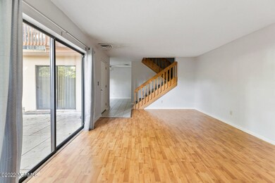 01livingrm6