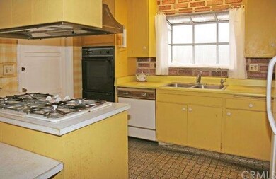Kitchen has 5-Burner Gas Cooktop, Stainless Sink, 