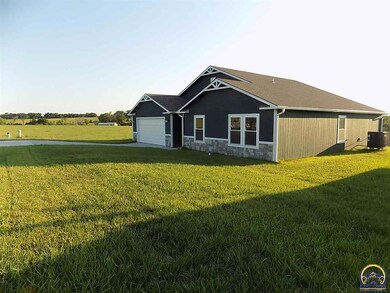 2909 SW Pierre St, Topeka, KS 66614 - photo 2