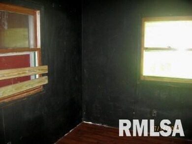 2142 W 49th St, Davenport, IA 52806 - photo 6