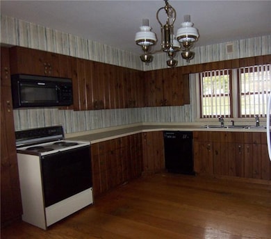 Large country kitchen.