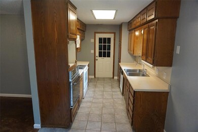 913 Meadowlark Cir, Granbury, TX 76049 - photo 7