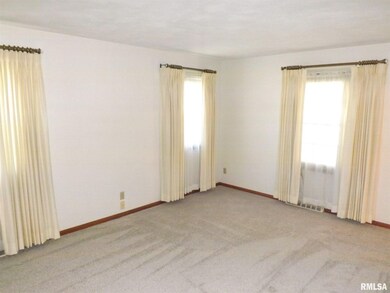 2119 W 29th St, Davenport, IA 52804 - photo 6