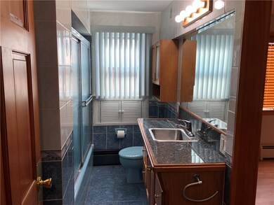 Master Bathroom w/tub and shower (1st level)