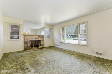 004-Living_Room-5978439-small