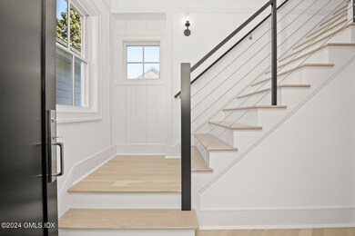 25 Orchard St Unit B - Entry : Rail