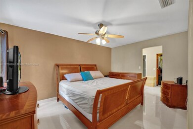 3559 Magellan Cir unit 327, Miami, FL 33180 - photo 6