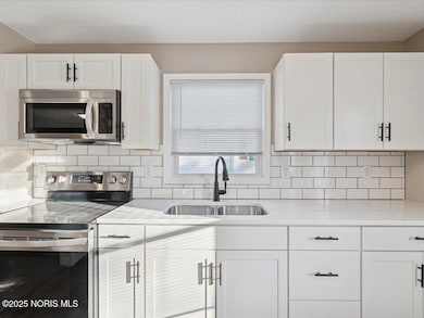 11-3315-Terrace-Ave-Windowstill