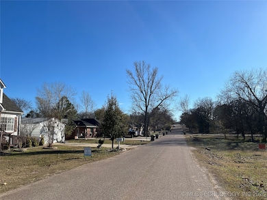 1319 N Wolfe Ln, Ada, OK 74820 - photo 4