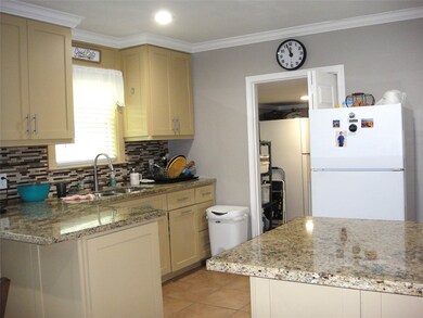 402 Twin Oaks St, Houston, TX 77076 - photo 4