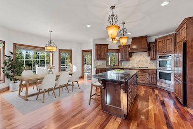 Eatin spacious Kitchen