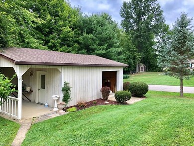 Outbuilding: shed, extra garage, workspace, etc.