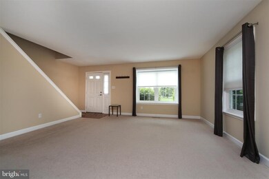 722 Sandalwood Ln, Norristown, PA 19403 - photo 2