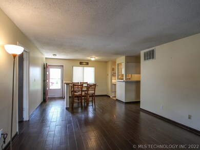 6722 S Lewis Ave unit 901, Tulsa, OK 74136 - photo 3
