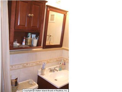 22 Simmons Ln, Staten Island, NY 10314 - photo 7