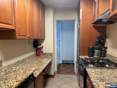 The Pembroke at Fort Lee unit 20-F, Fort Lee, NJ 07024 - photo 3