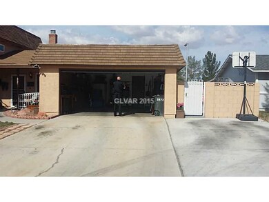 Garage. Extra large driveway or RV