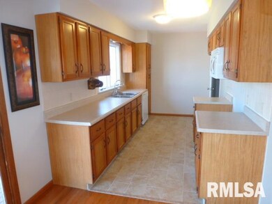 1806 W 38th Place, Davenport, IA 52806 - photo 7