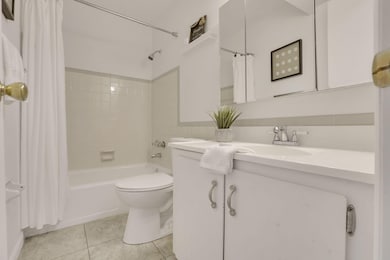 Second level full bath