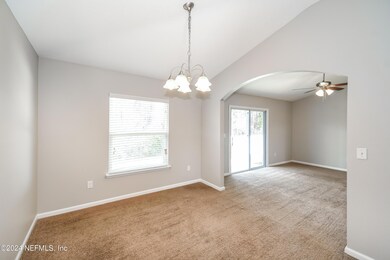 005-photo-dining-room-13507499