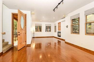 304SummersetLn_LivingRm w door
