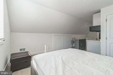 8903 Hooes Rd unit UPPER LEVEL, Lorton, VA 22079 - photo 3