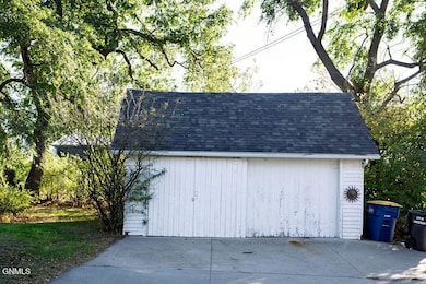 919 6th Ave SE, Jamestown, ND 58401 - photo 3