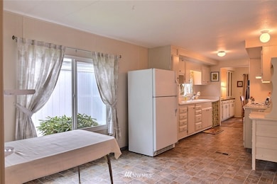 Spacious Kitchen and Eat-in dining area. 