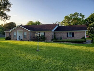 2626 W Dumble St, Alvin, TX 77511 - photo 2