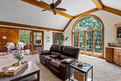 Family room to 4 season