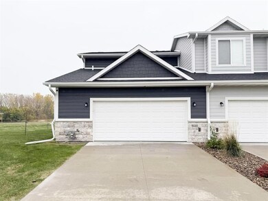 9110 Spring Crest Ln, West Des Moines, IA 50266 - photo 2