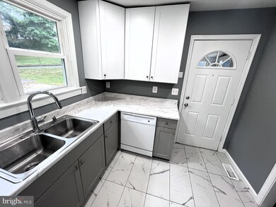 18304 Old Triangle Rd, Triangle, VA 22172 - photo 6