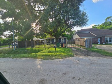 988 Ringold St, Houston, TX 77088 - photo 3