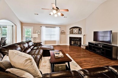 Tall Ceilings And A View Of The Deck!