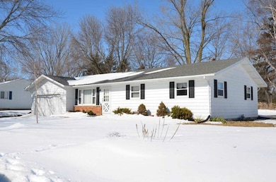 201 Hilltop Cir, Brooklyn, WI 53521 - photo 2