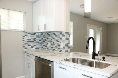 908 Dyche Ln, Alvin, TX 77511 - photo 6