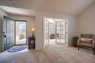 Foyer w/storm door