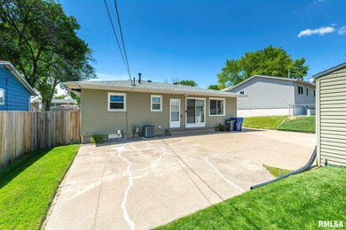 2833 Magnolia Dr, Bettendorf, IA 52722 - photo 5