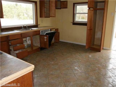 6171 Hickory Creek Rd, High Point, NC 27263 - photo 2